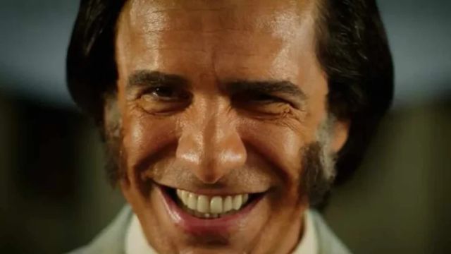 Leonardo Sbaraglia personificado como Carlos Menem
