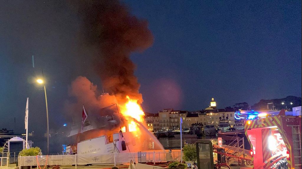 El Sea Lady II incendiándose en Saint Tropez.