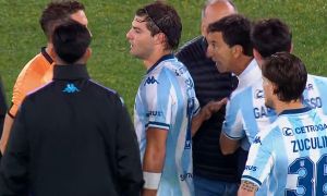 Costs enloquecido gritándole a Lamolina, que anuló el gol de Racing y marcó penal en el área de enfrente.