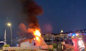 El Sea Lady II incendiándose en Saint Tropez.