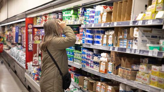 La suba del dólar impacta en los costos y los supermercados reciben aumentos en los precios