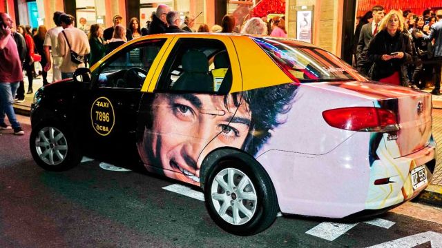 13_07_2025_taxi_intervenido_artista_gzagcba_g
