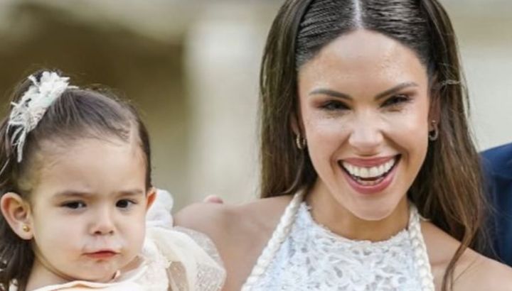 Sarah Burlando vivió su primer día en la nieve: look invernal y brindis con Barby Franco
