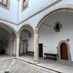 Cáceres, Extremadura: una ciudad que destila historia y encanto, tanto como modernidad desde su Museo Helga de Alvear.