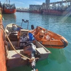 En la embarcación se encontraron a bordo 25 cajones de pescado con un total de unos 750 kilos aproximadamente con diferentes especies.