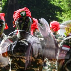 Cadetes del Komponen Cadangan, el componente de reserva de las Fuerzas Armadas Nacionales de Indonesia (TNI), participan en una ceremonia de graduación tras tres meses de entrenamiento militar básico, en Banda Aceh. | Foto:CHAIDEER MAHYUDDIN / AFP