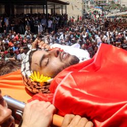 Dolientes portan el cuerpo de Saif al-Din Kamil Abdul Karim Musalat, ciudadano estadounidense y palestino, durante su funeral en la aldea palestina de Al-Mazraa Al-Sharqiya, en la Cisjordania ocupada, tras ser asesinado, según informes, por colonos israelíes dos días antes. | Foto:ZAIN JAAFAR / AFP