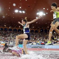 El indio Avinash Mukund Sable y el francés Nicolas-Marie Daru caen mientras el estadounidense Matthew Wilkinson y el japonés Ryuji Miura compiten en la carrera de obstáculos de 3000 m masculino de la Liga Diamante en el estadio Louis II de Mónaco. | Foto:Valery Hache / AFP