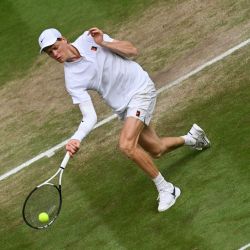 El italiano Jannik Sinner devuelve un golpe de derecha al español Carlos Alcaraz durante la final individual masculina de tenis en el decimocuarto día del Campeonato de Wimbledon 2025 en el All England Lawn Tennis and Croquet Club en Wimbledon, al suroeste de Londres. | Foto:Glyn Kirk / AFP