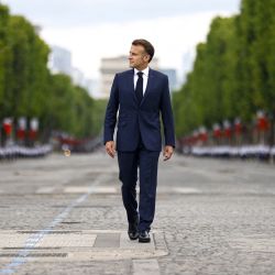 El presidente de Francia, Emmanuel Macron, llega para asistir al desfile militar anual del Día de la Bastilla en la avenida de los Campos Elíseos en París. | Foto:MOHAMMED BADRA / POOL / AFP