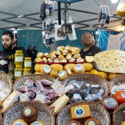 Imagen de personas visitando un puesto de alimentos en un festival gastronómico, en Buenos Aires, Argentina. | Foto:Xinhua/Meng Dingbo
