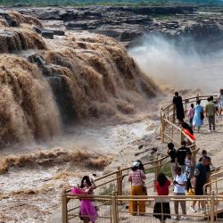 Imagen tomada con un dron de personas visitando la cascada Hukou en el río Amarillo, en el distrito de Yichuan, en la provincia de Shaanxi, en el noroeste de China. | Foto:Xinhua/Zhao Xiaogang