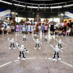 Niños de un jardín de infantes observan un espectáculo de danza de robots, en Qingdao, en la provincia de Shandong, en el este de China. | Foto:Xinhua/Wang Haibin