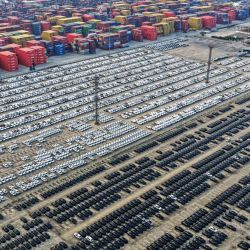Una vista aérea muestra automóviles de fabricación china estacionados en un puerto de Nanjing, en la provincia oriental china de Jiangsu, antes de ser embarcados para su exportación. | Foto:AFP