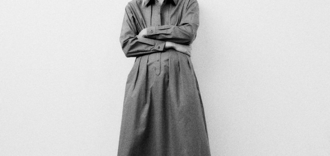 Hoy llegaron a Zara los 5 vestidos de invierno que podés combinar con el zapato en tendencia de forma elegante (Son las bailarinas)