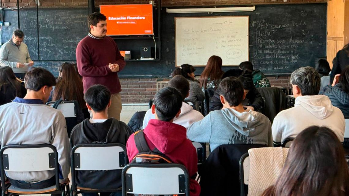 Finanzas a Mano: la plataforma gratuita para jóvenes que enseña a manejar el dinero desde el celular