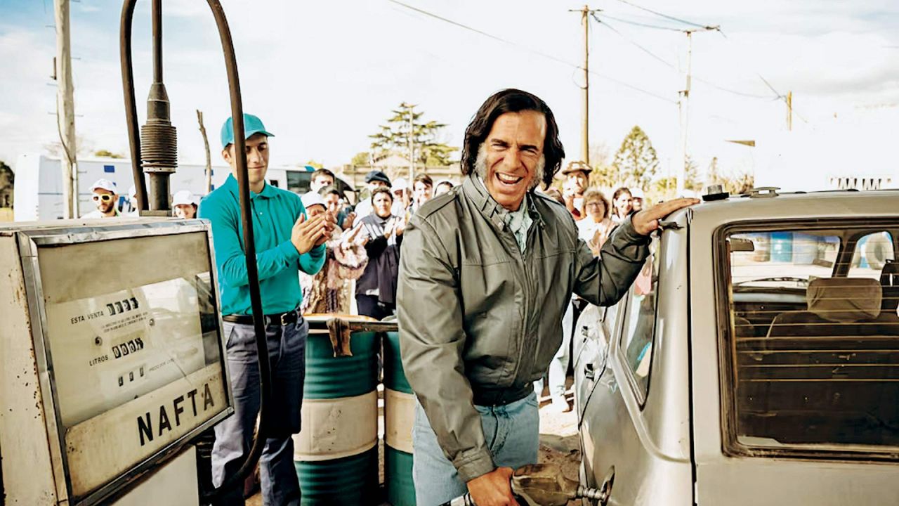 Leonardo Sbaraglia se mete en la piel de Carlos Menem para contar su ascenso de Gobernador a Presidente de la Nación Argentina. | Foto:Prime Video
