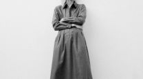 Hoy llegaron a Zara los 5 vestidos de invierno que podés combinar con el zapato en tendencia de forma elegante (Son las bailarinas)