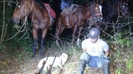 El cazador furtivo detenido, junto a las armas incautadas.