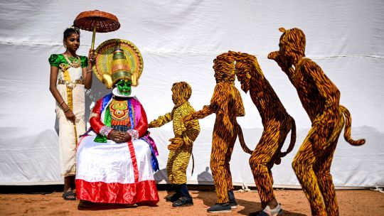 Fotogaleria Una bailarina clásica de Kathakali, observa a los artistas ensayar una danza en India