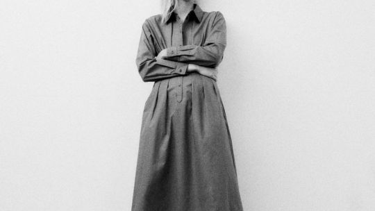 Hoy llegaron a Zara los 5 vestidos de invierno que podés combinar con el zapato en tendencia de forma elegante (Son las bailarinas)