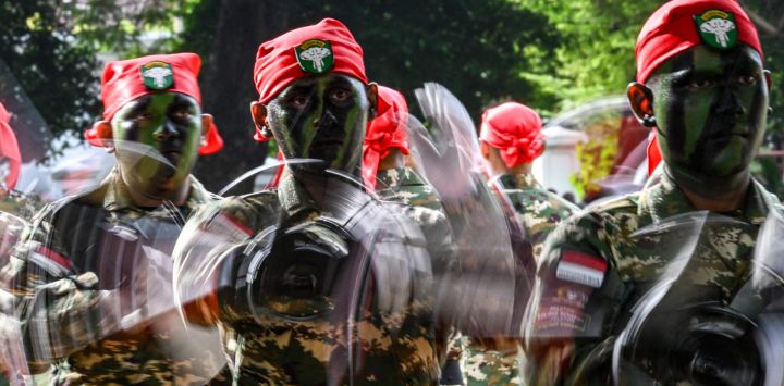 Cadetes del Komponen Cadangan, el componente de reserva de las Fuerzas Armadas Nacionales de Indonesia (TNI), participan en una ceremonia de graduación tras tres meses de entrenamiento militar básico, en Banda Aceh.
