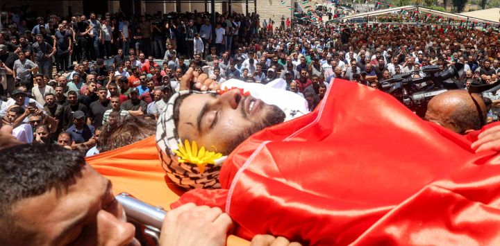 Dolientes portan el cuerpo de Saif al-Din Kamil Abdul Karim Musalat, ciudadano estadounidense y palestino, durante su funeral en la aldea palestina de Al-Mazraa Al-Sharqiya, en la Cisjordania ocupada, tras ser asesinado, según informes, por colonos israelíes dos días antes.