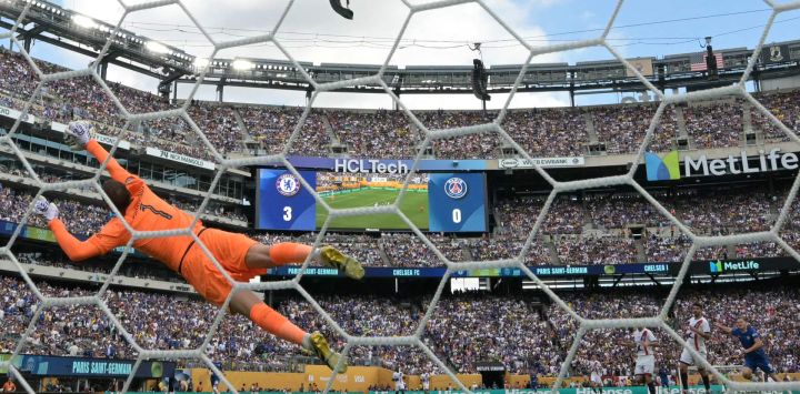 El arquero del Paris Saint-Germain, Gianluigi Donnarumma, realiza una atajada durante el partido final de la Copa Mundial de Clubes de la FIFA 2025 entre el Chelsea de Inglaterra y el Paris Saint-Germain de Francia en el Estadio MetLife en East Rutherford, Nueva Jersey.