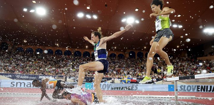 El indio Avinash Mukund Sable y el francés Nicolas-Marie Daru caen mientras el estadounidense Matthew Wilkinson y el japonés Ryuji Miura compiten en la carrera de obstáculos de 3000 m masculino de la Liga Diamante en el estadio Louis II de Mónaco.