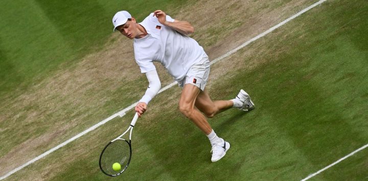 El italiano Jannik Sinner devuelve un golpe de derecha al español Carlos Alcaraz durante la final individual masculina de tenis en el decimocuarto día del Campeonato de Wimbledon 2025 en el All England Lawn Tennis and Croquet Club en Wimbledon, al suroeste de Londres.