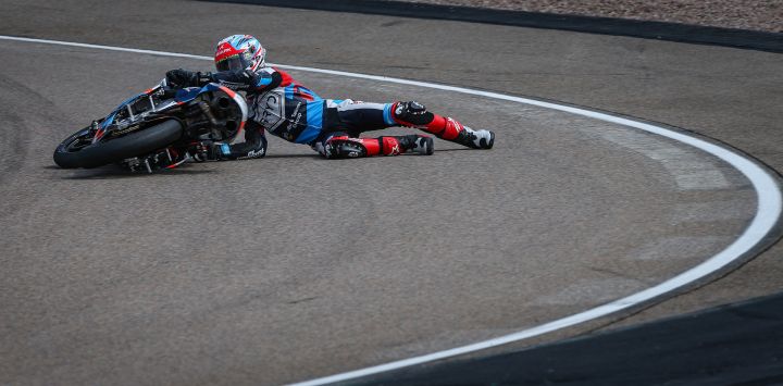 El piloto británico de Moto3 del equipo Gryd-Mlav Racing, Eddie O'Shea, se accidentó con su moto durante el Gran Premio de Alemania de Moto3 en el circuito de Sachsenring, en Hohenstein-Ernstthal, cerca de Chemnitz, este de Alemania.