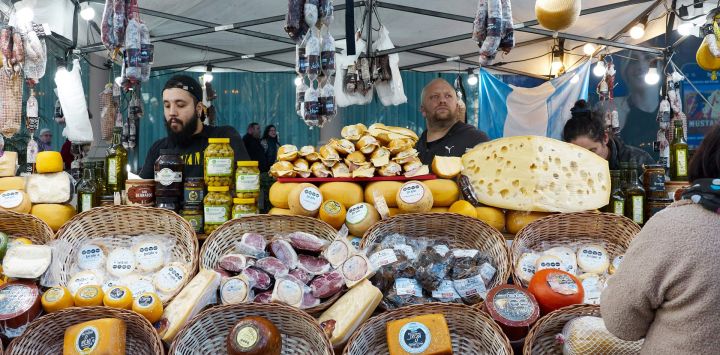 Imagen de personas visitando un puesto de alimentos en un festival gastronómico, en Buenos Aires, Argentina.