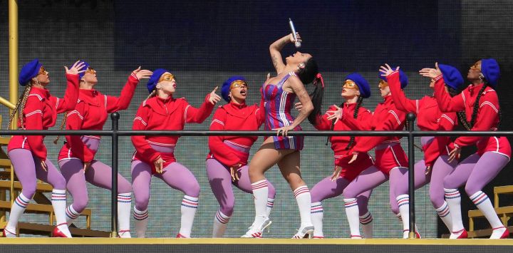 La rapera estadounidense Doja Cat se presenta durante el espectáculo de medio tiempo de la final de la Copa Mundial de Clubes de la FIFA 2025 entre el Chelsea de Inglaterra y el Paris Saint-Germain de Francia en el Estadio MetLife en East Rutherford, Nueva Jersey.