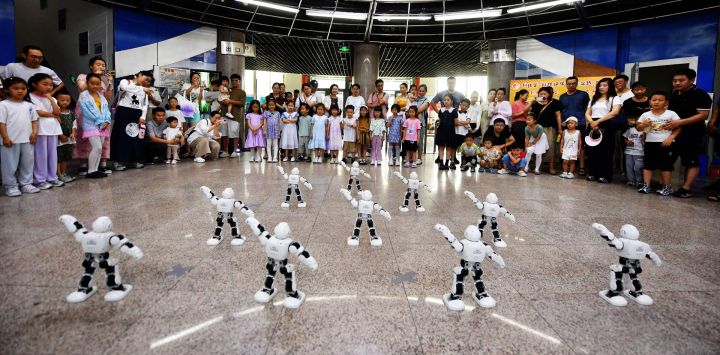 Niños de un jardín de infantes observan un espectáculo de danza de robots, en Qingdao, en la provincia de Shandong, en el este de China.