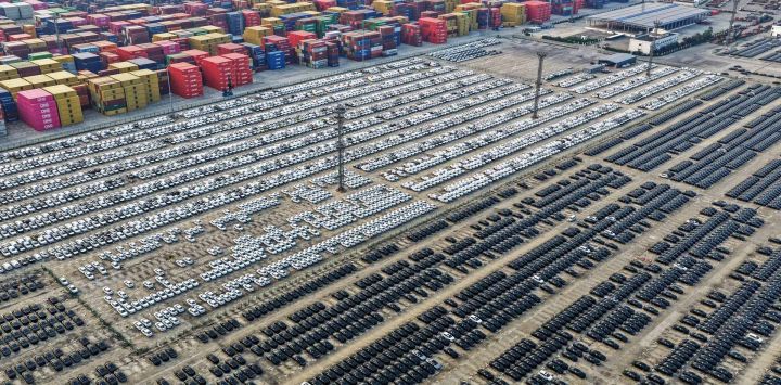 Una vista aérea muestra automóviles de fabricación china estacionados en un puerto de Nanjing, en la provincia oriental china de Jiangsu, antes de ser embarcados para su exportación.