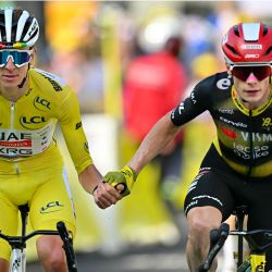 El ciclista esloveno Tadej Pogacar (izq.), del UAE Team Emirates - XRG, con el maillot amarillo de líder de la general, y el ciclista danés Jonas Vingegaard (der.), del Team Visma - Lease a Bike, cruzan la meta de la mano tras la décima etapa de la 112.ª edición del Tour de Francia, de 165,3 km entre Ennezat y Le Mont-Dore Puy de Sancy, en el centro de Francia. | Foto:LOIC VENANCE / AFP