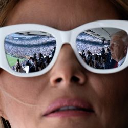 El presidente de Estados Unidos, Donald Trump, se refleja en las gafas de sol de la primera dama Melania Trump mientras asisten a la final de la Copa Mundial de Clubes de la FIFA 2025 entre el Chelsea de Inglaterra y el Paris Saint-Germain de Francia en el estadio MetLife en East Rutherford, Nueva Jersey. | Foto:BRENDAN SMIALOWSKI / AFP