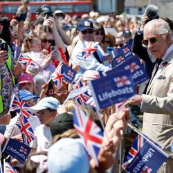 El rey Carlos III de Gran Bretaña saluda a sus simpatizantes a su llegada a la estación de botes salvavidas RNLI de Walmer, en el sureste de Inglaterra. | Foto:John Phillips / POOL / AFP