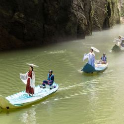 Imagen de turistas tomando botes para disfrutar la vista del cañón de Pingshan, en el distrito de Hefeng, en la provincia de Hubei, en el centro de China. | Foto:Xinhua/Zheng Jiayu