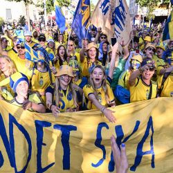 La afición sueca Soft Hooligans anima a su equipo antes del partido del Grupo C de la Eurocopa Femenina de la UEFA 2025 entre Suecia y Alemania en el exterior del Estadio Letzigrund de Zúrich. | Foto:SEBASTIEN BOZON / AFP
