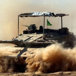 Las tropas israelíes se despliegan junto a la valla fronteriza con la Franja de Gaza, en medio de la guerra en curso contra el movimiento militante palestino Hamás. | Foto:JACK GUEZ / AFP