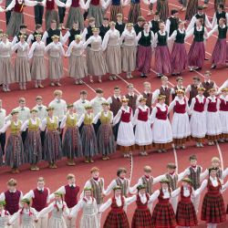Participantes realizan una presentación durante un gran espectáculo de danza folclórica durante el 13 Festival Escolar Juvenil de Canto y Danza de Letonia, en Riga, Letonia. El festival, que se celebra cada cinco años, es uno de los mayores eventos culturales y artísticos infantiles y juveniles del país. | Foto:Xinhua/Edijs Palens