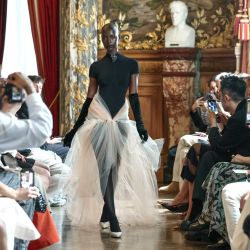 Una modelo presenta una creación para Peet Dullaert durante el desfile de Alta Costura Otoño/Invierno 2025-26 en el Hotel de Soubise, París. | Foto:Thibaud Moritz / AFP