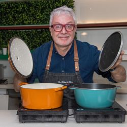 Roberto Ottini (@roberto_ottini) en acción durante Arte Pequeño Formato, donde preparó en vivo su emblemático risotto de remolacha para los invitados al evento. | Foto:Pablo Jantus