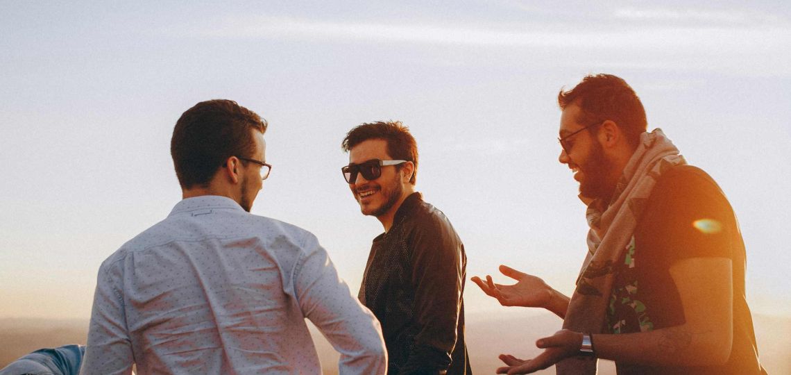 Día de la amistad: masculinidades, estereotipos y la urgencia de construir nuevas formas de vincularse