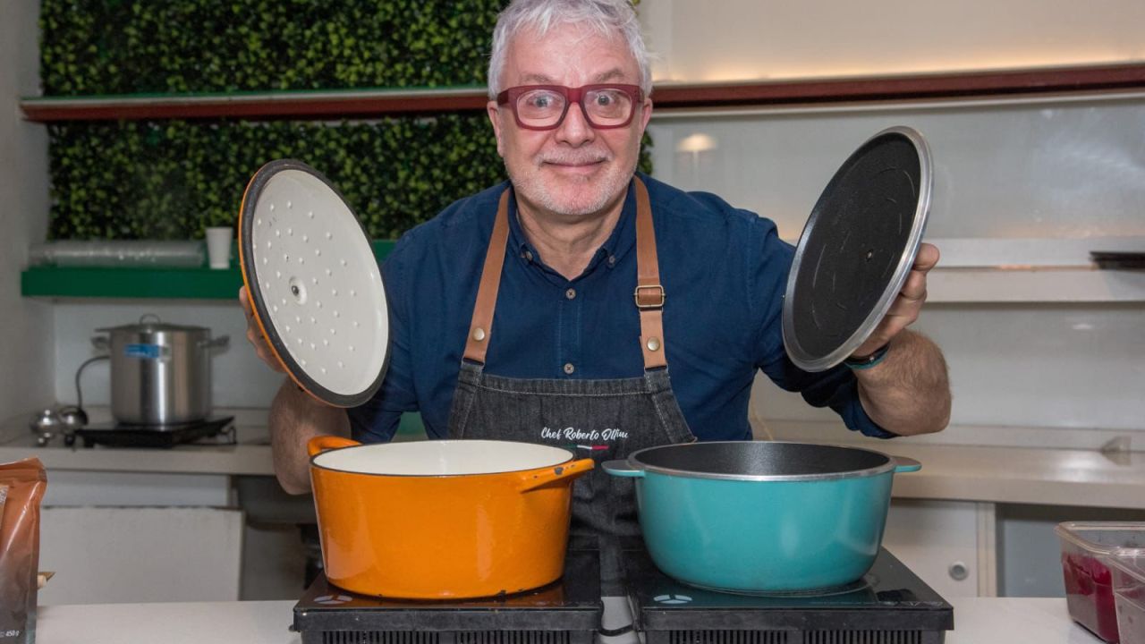 Roberto Ottini (@roberto_ottini) en acción durante Arte Pequeño Formato, donde preparó en vivo su emblemático risotto de remolacha para los invitados al evento. | Foto:Pablo Jantus