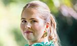 La fashionista elección de Amalia de Holanda para su graduación: look con hombros al descubierto y con el color tendencia