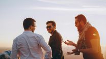 Día de la amistad: masculinidades, estereotipos y la urgencia de construir nuevas formas de vincularse