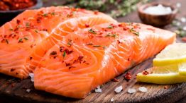 Crean salmón de laboratorio y lo sirven en un restaurante.