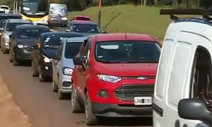 Largas filas de argentinos en la frontera para comprar alimentos más baratos.